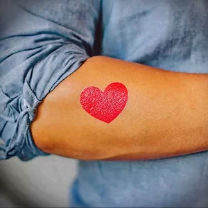 Фото тату красное сердце 02.01.22 №0010 - tattoo heart - tattoo-photo.ru