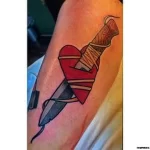 Фото тату нож в сердце 02.01.22 №0002 - tattoo heart - tattoo-photo.ru