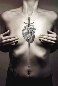 Фото тату нож в сердце 02.01.22 №0004 - tattoo heart - tattoo-photo.ru