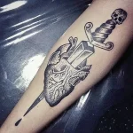 Фото тату нож в сердце 02.01.22 №0005 - tattoo heart - tattoo-photo.ru