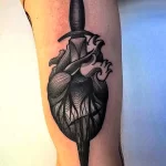 Фото тату нож в сердце 02.01.22 №0007 - tattoo heart - tattoo-photo.ru