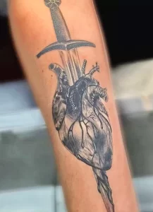 Фото тату нож в сердце 02.01.22 №0014 - tattoo heart - tattoo-photo.ru
