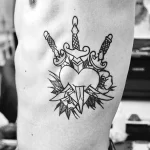 Фото тату нож в сердце 02.01.22 №0017 - tattoo heart - tattoo-photo.ru