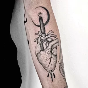 Фото тату нож в сердце 02.01.22 №0021 - tattoo heart - tattoo-photo.ru