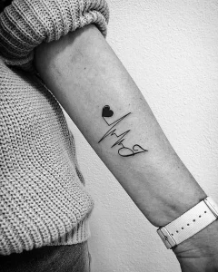 Фото тату пульс с сердцем 02.01.22 №0005 - tattoo heart - tattoo-photo.ru