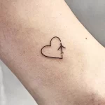 Фото тату сердца минимализм 02.01.22 №0002 - tattoo heart - tattoo-photo.ru