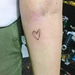 Фото тату сердца минимализм 02.01.22 №0003 - tattoo heart - tattoo-photo.ru