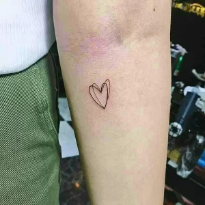Фото тату сердца минимализм 02.01.22 №0003 - tattoo heart - tattoo-photo.ru