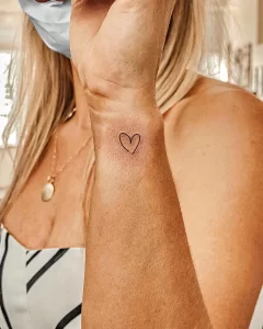 Фото тату сердца минимализм 02.01.22 №0006 - tattoo heart - tattoo-photo.ru