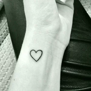 Фото тату сердце контур 02.01.22 №0002 - tattoo heart - tattoo-photo.ru
