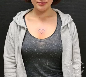 Фото тату сердце на груди 02.01.22 №0020 - tattoo heart - tattoo-photo.ru