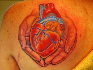 Фото тату сердце на груди 02.01.22 №0025 - tattoo heart - tattoo-photo.ru