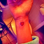 Фото тату сердце на запястье 02.01.22 №0001 - tattoo heart - tattoo-photo.ru