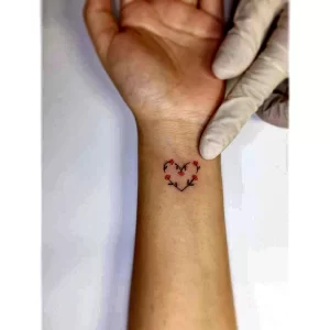 Фото тату сердце на запястье 02.01.22 №0008 - tattoo heart - tattoo-photo.ru