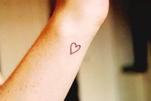 Фото тату сердце на запястье 02.01.22 №0010 - tattoo heart - tattoo-photo.ru
