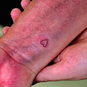 Фото тату сердце на запястье 02.01.22 №0015 - tattoo heart - tattoo-photo.ru