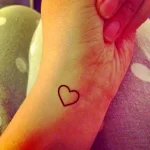 Фото тату сердце на запястье 02.01.22 №0019 - tattoo heart - tattoo-photo.ru