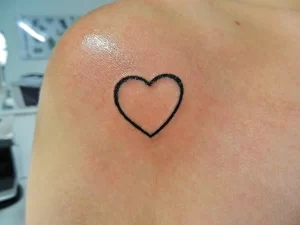 Фото тату сердце на ключице 02.01.22 №0004 - tattoo heart - tattoo-photo.ru