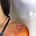 Фото тату сердце на ключице 02.01.22 №0005 - tattoo heart - tattoo-photo.ru