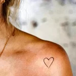 Фото тату сердце на ключице 02.01.22 №0006 - tattoo heart - tattoo-photo.ru