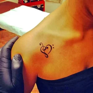 Фото тату сердце на ключице 02.01.22 №0013 - tattoo heart - tattoo-photo.ru