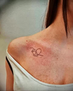 Фото тату сердце на ключице 02.01.22 №0019 - tattoo heart - tattoo-photo.ru