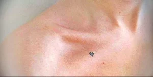 Фото тату сердце на ключице 02.01.22 №0020 - tattoo heart - tattoo-photo.ru