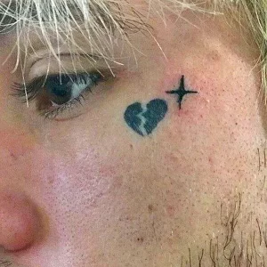 Фото тату сердце на лице 02.01.22 №0001 - tattoo heart - tattoo-photo.ru
