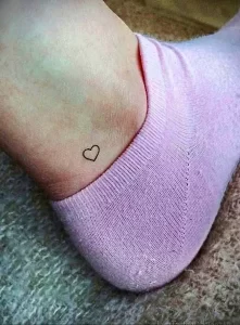 Фото тату сердце на ноге 02.01.22 №0020 - tattoo heart - tattoo-photo.ru