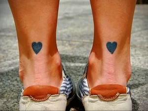 Фото тату сердце на ноге 02.01.22 №0022 - tattoo heart - tattoo-photo.ru