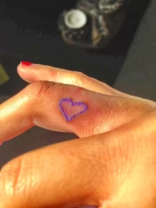 Фото тату сердце на пальце 02.01.22 №0005 - tattoo heart - tattoo-photo.ru