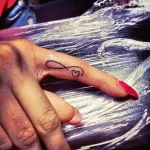 Фото тату сердце на пальце 02.01.22 №0007 - tattoo heart - tattoo-photo.ru