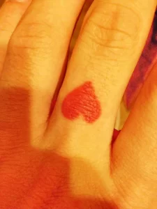 Фото тату сердце на пальце 02.01.22 №0013 - tattoo heart - tattoo-photo.ru
