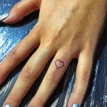 Фото тату сердце на пальце 02.01.22 №0018 - tattoo heart - tattoo-photo.ru