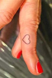 Фото тату сердце на пальце 02.01.22 №0019 - tattoo heart - tattoo-photo.ru