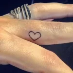 Фото тату сердце на пальце 02.01.22 №0020 - tattoo heart - tattoo-photo.ru