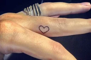 Фото тату сердце на пальце 02.01.22 №0020 - tattoo heart - tattoo-photo.ru