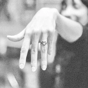 Фото тату сердце на пальце 02.01.22 №0023 - tattoo heart - tattoo-photo.ru