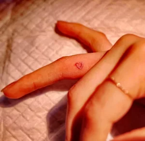 Фото тату сердце на пальце 02.01.22 №0024 - tattoo heart - tattoo-photo.ru