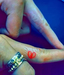 Фото тату сердце на пальце 02.01.22 №0025 - tattoo heart - tattoo-photo.ru