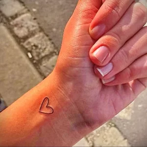 Фото тату сердце на руке 02.01.22 №0028 - tattoo heart - tattoo-photo.ru