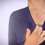 Фото тату сердце на шее 02.01.22 №0001 - tattoo heart - tattoo-photo.ru