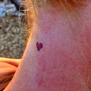 Фото тату сердце на шее 02.01.22 №0017 - tattoo heart - tattoo-photo.ru