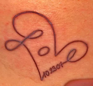 Фото тату сердце с датой 02.01.22 №0001 - tattoo heart - tattoo-photo.ru