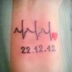 Фото тату сердце с датой 02.01.22 №0005 - tattoo heart - tattoo-photo.ru