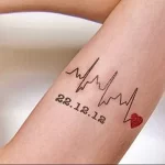 Фото тату сердце с датой 02.01.22 №0006 - tattoo heart - tattoo-photo.ru