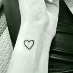 Фото тату черное сердце 02.01.22 №0001 - tattoo heart - tattoo-photo.ru