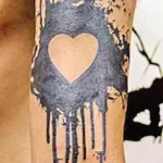 Фото тату черное сердце 02.01.22 №0017 - tattoo heart - tattoo-photo.ru