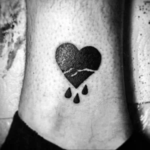 Фото тату черное сердце 02.01.22 №0021 - tattoo heart - tattoo-photo.ru