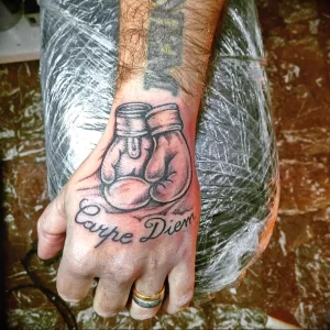 Фото тату боксерские перчатки 30.07.22 №0025 - tattoo boxing gloves - tattoo-photo.ru